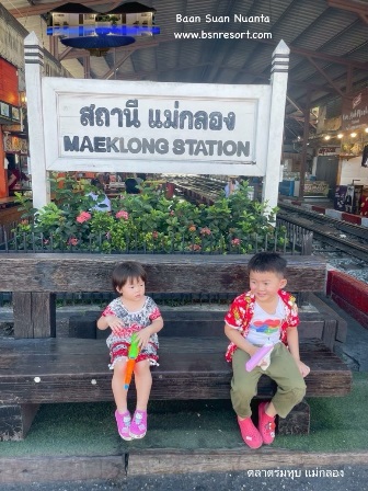 มหัศจรรย์ “ตลาดร่มหุบ” ตลาดแม่กลอง: มากกว่าแค่ตลาดสด ประสบการณ์สุดหวาดเสียวที่คุณต้องมาสัมผัส! 5 (7)