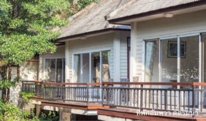 บ้านท้ายหาด ที่พักอัมพวาติดริมน้ำ​