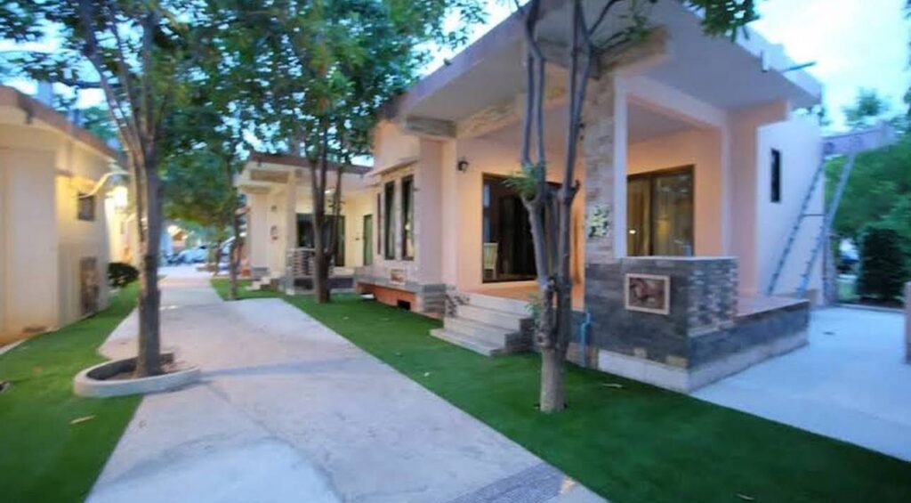 บ้านพักอัมพวา ริมน้ำ สวยๆ